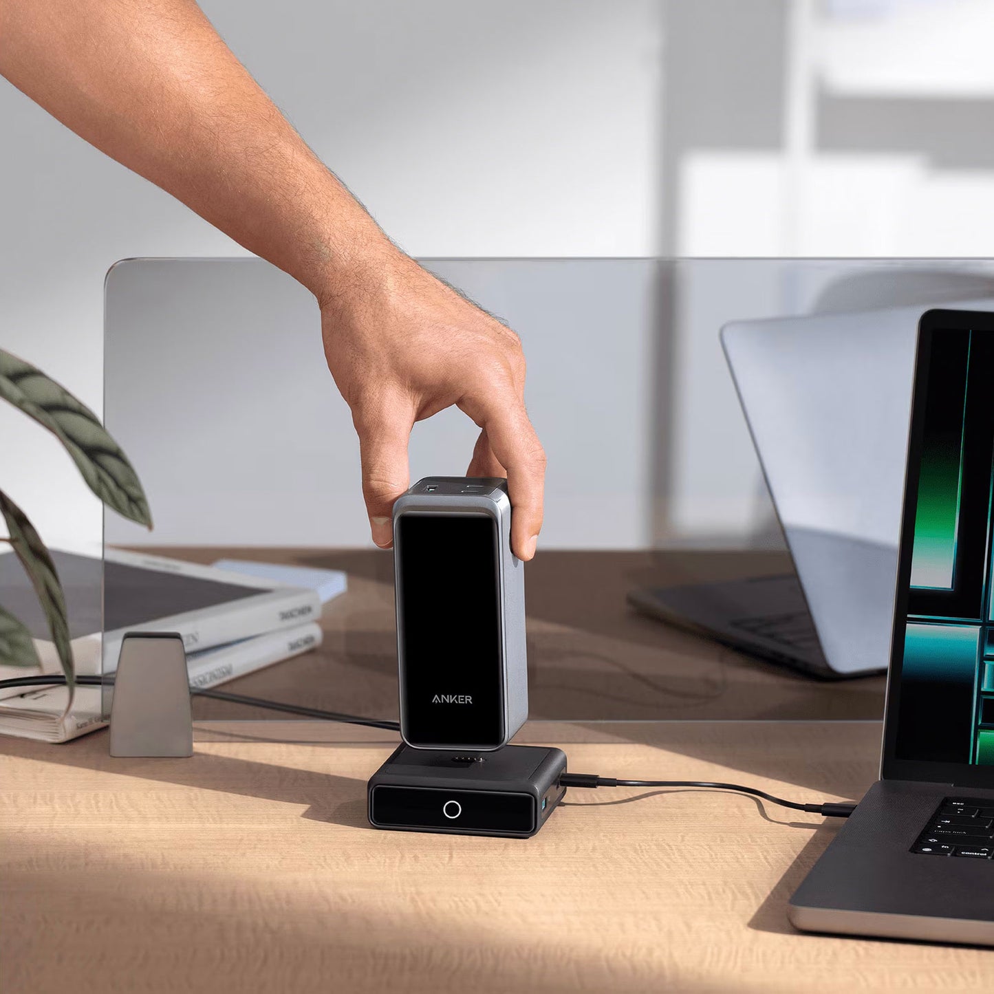 Ładowarka stacja Anker do zewnętrznej baterii Prime, 100W, 5A, 1 x Pogo Pin - 1 x USB-C - 2 x USB-A, Czarny A1902311