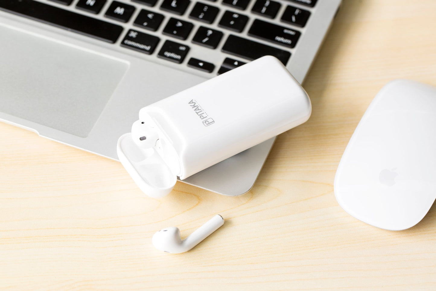 Bezprzewodowa bateria zewnętrzna Pitaka Air Pal Essential do słuchawek Apple Airpods Gen 1 / Gen 2, 1200 mAh, 5 W, biała AP1002